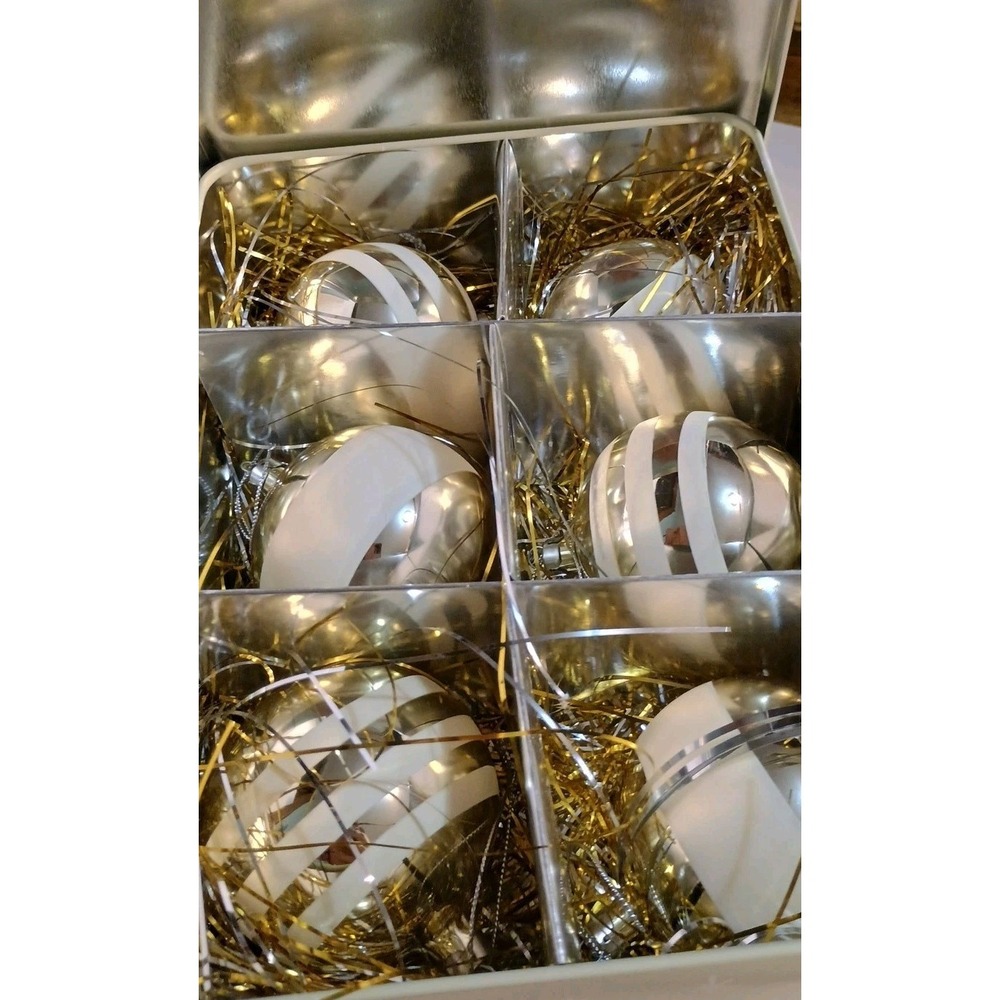 Target 2005 Plastic Ornaments White and Gold Stripe In A Tin Box‎ Total Of 6